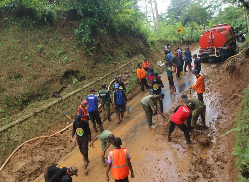 Pramuka Ikut Bantu Tangani Tanah Longsor di Desa Baseh Kedungbanteng
