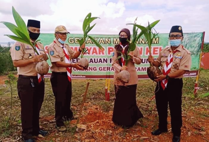 Kwarcab Bintan Dukung Gerakan Menanam 1 Miliar Pohon Kelapa.